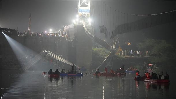 Eine Hängebrücke stürzte im indischen Morbi in den Fluss und riss Hunderte Menschen in die Tiefe.
