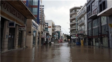 Eine Hauptstraße in Volos nach dem Regensturm.