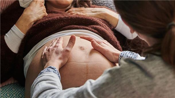 Familienministerin: Mutterschutz für Selbstständige öffnen Eine Hebamme tastet in ihrer Berliner Praxis den Bauch einer schwangeren Frau ab.