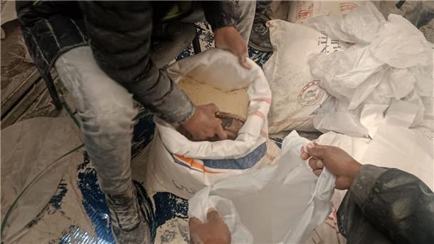 Experten: Hungersnot in Teilen Gazas steht unmittelbar bevor Eine Hilfslieferung Mehl wird zwischen Palästinensern im Gazastreifen verteilt.