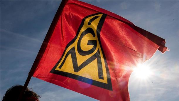 IG Metall fordert Erhöhung der Bafög-Sätze Eine IG-Metall-Fahne weht im Wind.