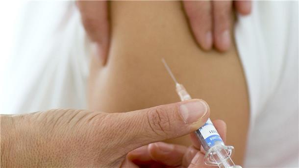 HPV-Impfquote bei Jugendlichen „besorgniserregend niedrig“ Eine Impfung gegen krebsauslösende Humane Papillomviren (HPV) wird verabreicht.