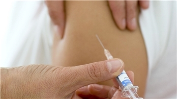 Eine Impfung gegen krebsauslösende Humane Papillomviren (HPV) wird verabreicht.