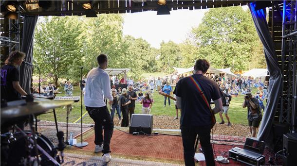 Festival „Für Hilde“ in Wohnste: Charmant, vielfältig und erstmals ausverkauft Eine Impression vom "Für Hilde" Festival 2022. Musikalische Vielfalt prägt den Tag.