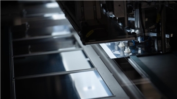 Eine Industrieanlage verarbeitet Silizium-Wafer, die für Solaranlagen benötigt werden.