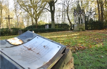 Eine Infotafel mit Nordenhamer Wappen weist auf die Bedeutung des Willehadus-Brunnens (rechts im Bild) für die Stadtgeschichte hin. Doch das denkmalgeschützte Bauwerk ist in die Jahre gekommen und muss saniert werden.