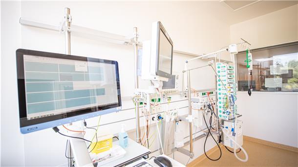 Eine Intensivbehandlungseinheit mit Überwachungsmonitoren, Beatmungsgerät und Medikamentenpumpen für die Behandlung von Patienten auf der Intensivstation im Klinikum Reinkenheide.