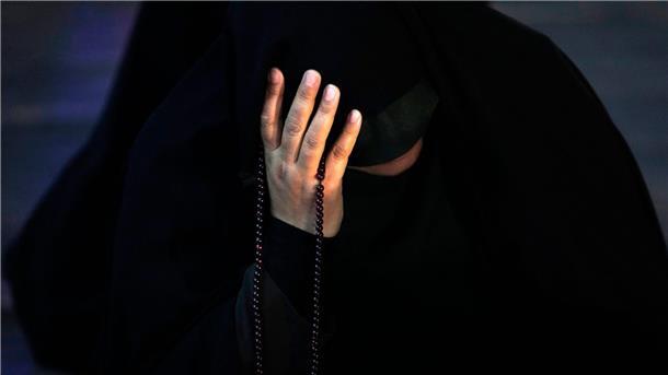Eine iranische Frau betet für Präsident Ebrahim Raisi bei einer Zeremonie auf dem Vali-e-Asr-Platz im Zentrum von Teheran.