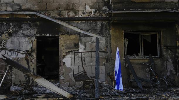 Eine israelische Fahne steht neben einem von der Hamas zerstörten Haus. Der Kibbuz wurde am 7. Oktober von Mitgliedern der Hamas aus dem nahe gelegenen Gazastreifen überrannt, die dort zahlreiche Israelis ermordeten und gefangen nahmen. Am 7. Oktober kamen tausende Terroristen in einem Überraschungsangriff aus Gaza nach Israel und richteten dort ein beispielloses Blutbad an. Die israelische Antwort in dem Küstengebiet ist schlimmer als alles, was die Palästinenser bisher erlebt haben.