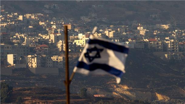 Nach Irans Großangriff: Schlägt Israel zurück? Eine israelische Flagge in den von Israel kontrollierten Golanhöhen. (Symbolbild)