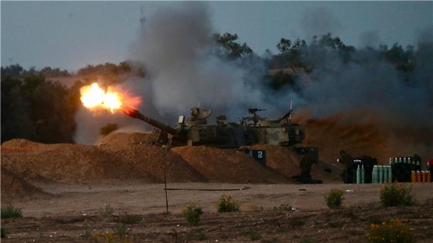 Habeck wirft Israel völkerrechtswidriges Vorgehen vor Eine israelische Panzerhaubitze feuert eine Granate ab.