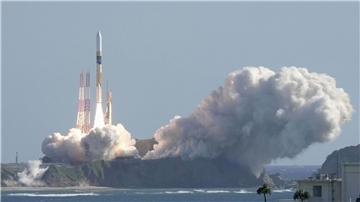 Eine japanische Trägerrakete vom Typ H2A hebt von der Startrampe des Tanegashima Space Center in Kagoshima im Süden des Landes ab.