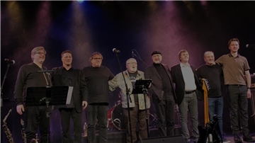Musikgruppe Gerths Bagaasch steht Seite an Seite auf der Bühne