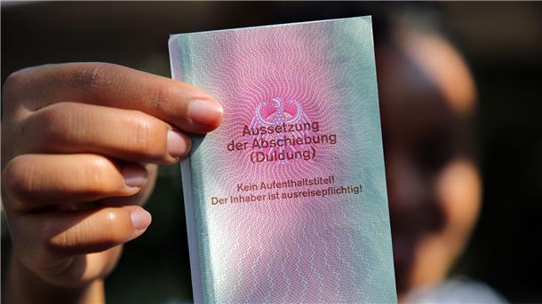 Änderungen an Asyl-Reformvorhaben der Ampel Eine junge Frau aus Afrika mit einem Ausweis für Flüchtlinge: „Aussetzung der Abschiebung (Duldung)“. Darunter ist der Vermerk: „Kein Aufenthaltstitel!“