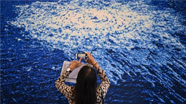 Berlin Art Week lockt mit Yoko Ono, Ai Weiwei oder Bisky Eine junge Frau besucht die Vorausstellung „know thyself“ des Künstlers Ai Weiwei im Rahmen der Berlin Art Week.