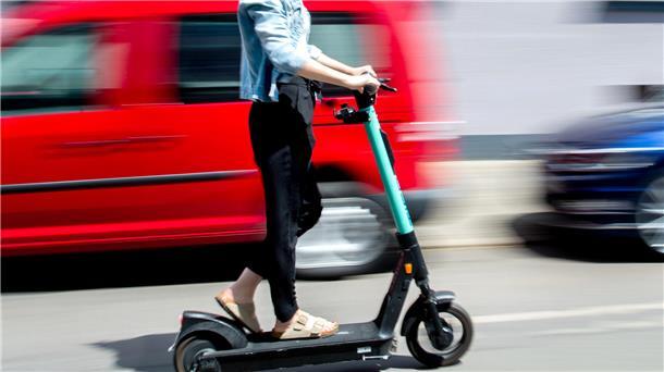 In Bremerhaven: Tier verdoppelt Zahl der Roller am Wochenende Eine junge Frau fährt mit einem E-Scooter des Anbieters Tier Mobility.