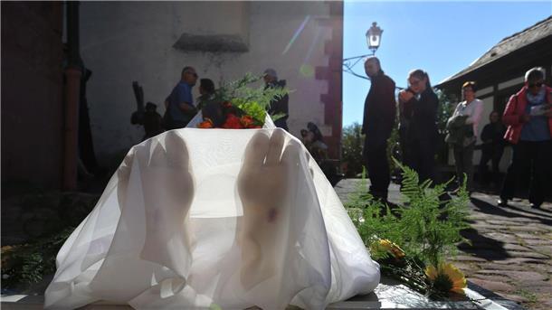 Faktencheck: Kommt der Ostersamstag vor dem Ostersonntag? Eine katholische Karfreitagsprozession mit einer Jesusfigur.