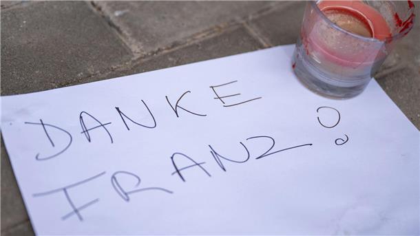 Beckenbauer-Dokus locken Millionen vor den Fernseher Eine Kerze und ein Zettel im Gedenken an den verstorbenen Franz Beckenbauer liegen vor seinem Geburtshaus.