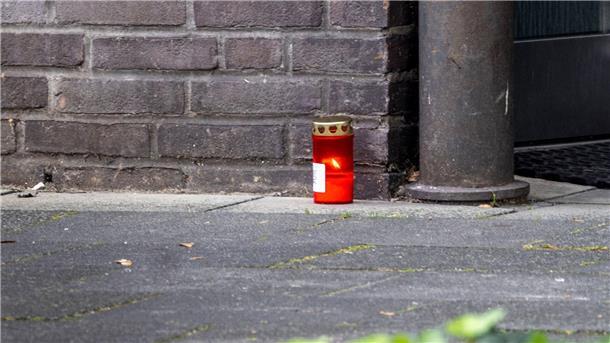 Kind im Kanal versenkt: Mordverdacht auch gegen Mutter Eine Kerze vor dem Wohnhaus der Familie in Dinslaken. Nach dem Vater ist nun auch die Mutter der Dreijährigen festgenommen worden.