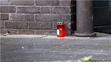 Eine Kerze vor dem Wohnhaus der Familie in Dinslaken. Nach dem Vater ist nun auch die Mutter der Dreijährigen festgenommen worden.