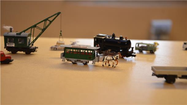 Eine kleine Auswahl der Miniatur-Fahrzeuge, die Eckard Roling gebaut hat. Vorne ist der Pferdebus zu sehen, der 1850 bis 1860 verkehrte.