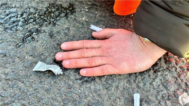 Tausende Polizisten sollen Lösen von Klebe-Aktivisten lernen Eine Klimaaktivistin hat sich mit der Hand auf einer Hauptverkehrsstraße festgeklebt.