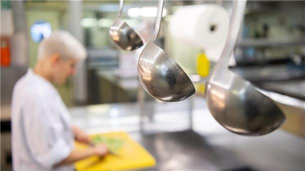 Unzufrieden beim Lernen in Salon und Küche Eine Köchin arbeitet im Restaurant. Mit der Ausbildung zu diesem Beruf sind viele nicht so zufrieden.
