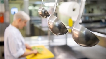 Eine Köchin arbeitet im Restaurant. Mit der Ausbildung zu diesem Beruf sind viele nicht so zufrieden.