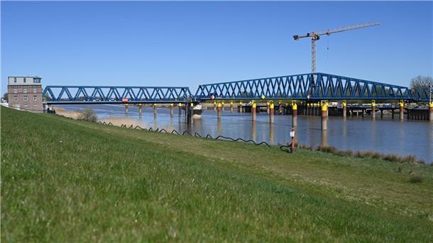 Verzögerungen bei Bau der neuen Huntebrücke? Das sagt Minister Lies Das Foto zeigt die Friesenbrücke in Weener. Eine ähnliche Brücke könnte bei Elsfleth errichtet werden.