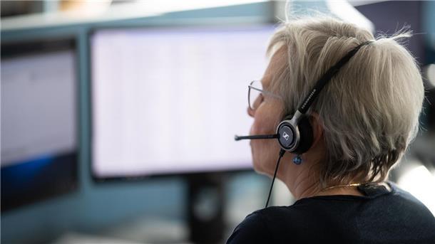Eine Frau am Telefon