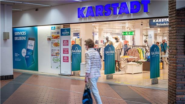Eine Kundin läuft an Karstadt in Bremerhaven vorbei.