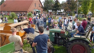  liebevoll restaurierte Dreschmaschine 