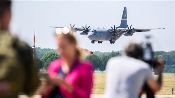 Luftwaffenübung „Air Defender“ gestartet Eine Lockheed C-130 Hercules der US Air Force landet auf dem Fliegerhorst Wunstorf.