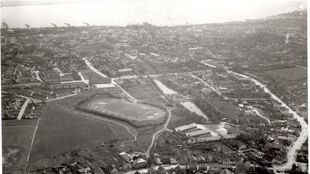 Eine Luftaufnahme aus dem Jahr 1969. Zu sehen sind unter anderem das Plaatwegstadion, die Gateteiche und die Atenser Schule. Das Rathaus hat noch keinen Turm.
