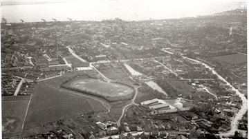 Eine Luftaufnahme aus dem Jahr 1969. Zu sehen sind unter anderem das Plaatwegstadion, die Gateteiche und die Atenser Schule. Das Rathaus hat noch keinen Turm.