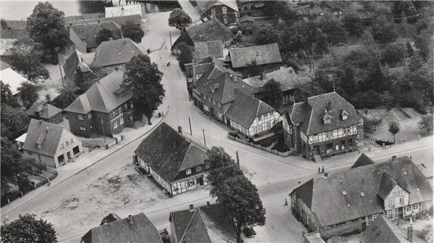 Sittenser Bildkalender für das Jubiläumsjahr 2024 ist wieder erhältlich Eine Luftaufnahme vom Sittenser Marktplatz aus dem Jahr 1955.