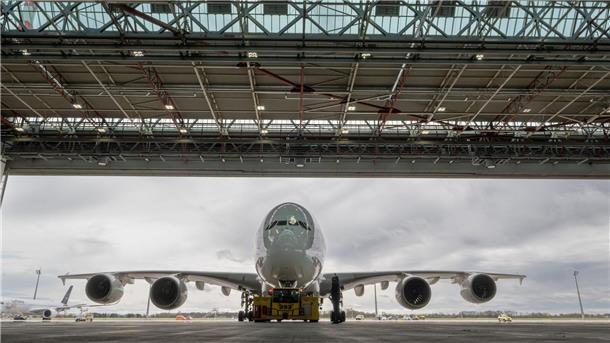 Eine Lufthansa-Maschine des Typs Airbus A380 rolltauf dem Flughafen in München.