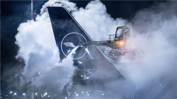 Winterwetter bremst Verkehr in Teilen Deutschlands aus Eine Lufthansa-Maschine wird auf dem Flughafen Frankfurt enteist. Wegen Eisregens waren Starts auf Deutschlands größtem Airport vorübergehend ausgesetzt worden.