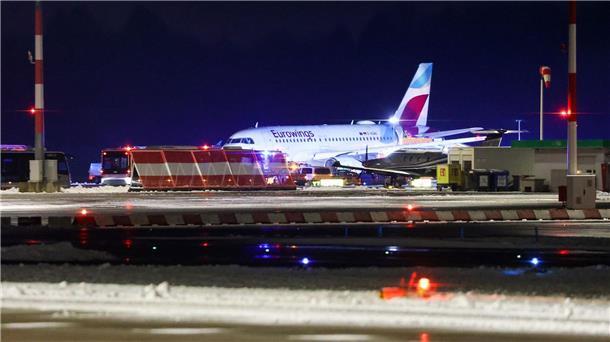 Glatteis am Flughafen Hamburg: Flugzeug rutscht weg Eine Maschine der Fluggesellschaft Eurowings soll möglicherweise bei Glatteis von der Piste in den Grünstreifen gerutscht sein.