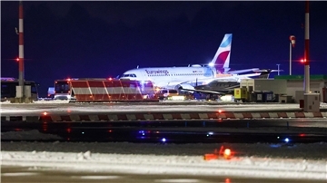 Eine Maschine der Fluggesellschaft Eurowings soll möglicherweise bei Glatteis von der Piste in den Grünstreifen gerutscht sein.