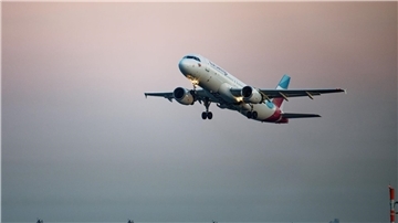 Eine Maschine der Fluggesellschaft Eurowings startet vom Flughafen Köln/Bonn.