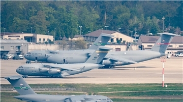 Eine Maschine der United States Air Force rollt auf der US-Air Base Ramstein zum Start. Zahlreiche Verteidigungsminister und ranghohe Militärs beraten erneut über weitere Unterstützung der Ukraine.
