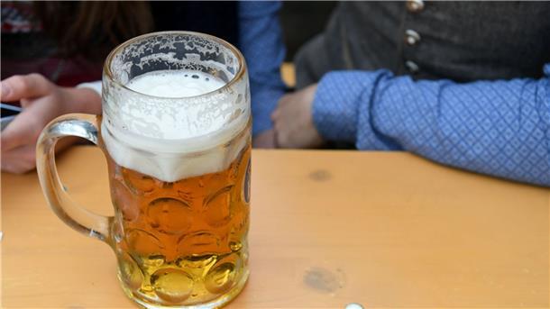 Oktoberfest: In jedem dritten Maßkrug war zu wenig Bier Eine Maß Bier steht im Hofbräuzelt auf einem Tisch.