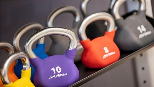 Eine Menge Jungen und Mädchen machen in ihrer Freizeit Fitnesstraining.