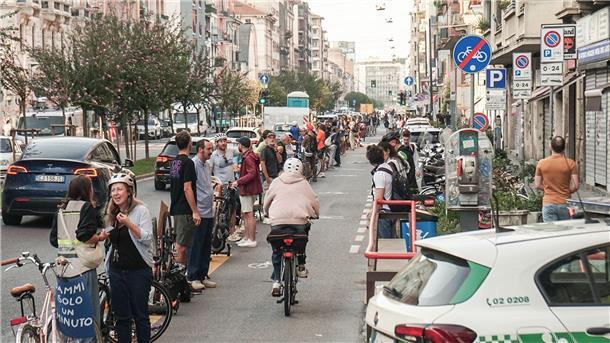 Menschenkette gegen blockierte Radwege in Mailand Eine Menschenkette gegen zugeparkte Radwege in Mailand.