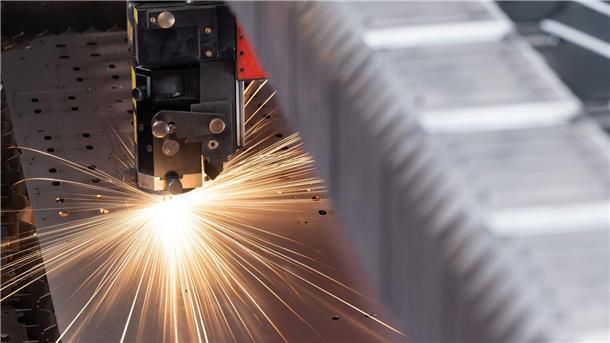 Hohe Kosten: Viele Mittelständler auf Investitionsbremse Eine Metallplatte wird in der Produktion eines mittelständischen Unternehmens in Sachsen bearbeitet.