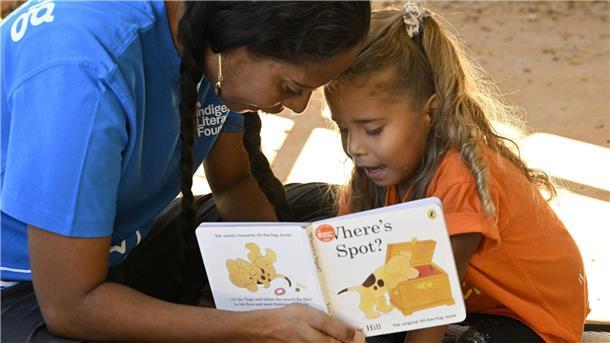 Astrid-Lindgren-Preis an Lesestiftung für indigene Kinder Eine Mitarbeiterin der australischen Lese-Stiftung Indigenous Literacy Foundation (ILF) liest ein Buch zusammen mit einem Kind.