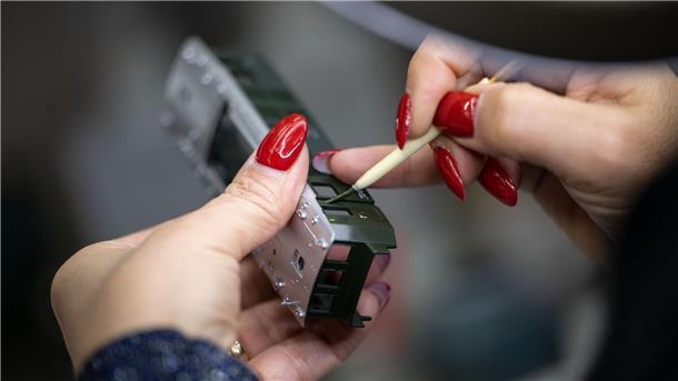 Märklin bekommt Krise zu spüren Eine Mitarbeiterin von Märklin führt Handmalarbeiten an einem lackierten Werkstück durch.