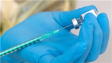 Eine mRNA-Impfung kann zur Bildung unerwünschter Proteine führen. Fachleute sehen das jedoch nicht als problematisch an.