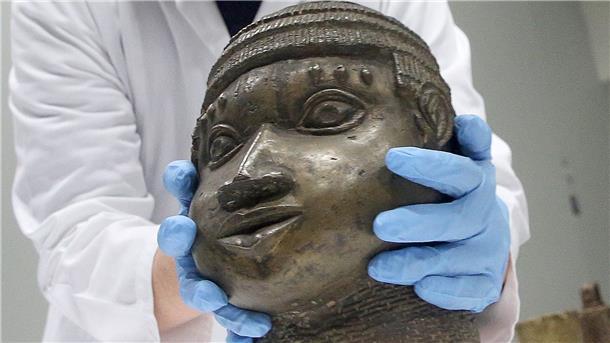 Rückgabe von Benin-Bronzen: Ministerinnen-Reise nach Nigeria Eine Museumsmitarbeiterin verpackt eine der Benin-Bronzen, die im Ethnologischen Museum Dahlem in Berlin für die Rückgabe nach Nigeria zusammengestellt wurden.
